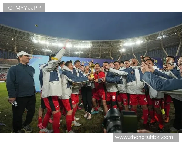 足球明星咬球服引发热议背后故事揭秘球迷反应不一